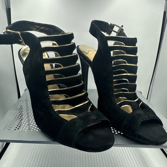 Gianni Bini (9W) Black suede heel with gold trim cutouts - Picture 3 of 3